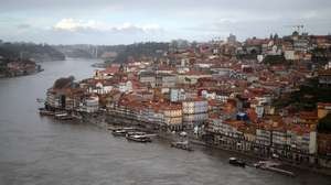 Vista aérea das margens do Rio Douro na zona da Ribeira, no Porto, 06 de fevereiro de 2026. O rio Douro transbordou hoje de madrugada para as margens do Porto e de Nova de Gaia, com a água a entrar na zona das esplanadas, sem causar danos significativos, disse o comandante adjunto da Capitania do Douro. ESTELA SILVA/LUSA