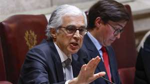 O presidente da Assembleia da República, José Pedro Aguiar-Branco (E), intervém durante a sessão plenária na Assembleia da República, em Lisboa, 18 de março de 2026. ANTÓNIO PEDRO SANTOS/LUSA