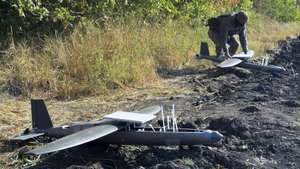epa13198596 A serviceman of the Unmanned Systems Battalion 'Ronin' of the 65th Motorized Rifle Brigade operates a Hornet strike drone and prepares to launch it towards Russian positions in the Zaporizhzhia region, Ukraine, 29 August 2026, amid the Russian invasion. The medium-range Hornet strike drones, made by the US company 'Perennial Autonomy', have been in use in Ukraine since spring 2025.  EPA/DARYNA NAUMOVA