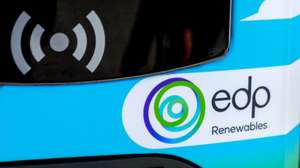Logótipo da A EDP Renováveis (EDPR), no primeiro parque misto de produção de energias renováveis, que combina aerogeradores com painéis solares, Santo Estêvão, Sabugal, 12 de janeiro de 2023. A EDP Renováveis (EDPR) anunciou hoje a ligação à rede do seu primeiro projeto híbrido a nível global e o primeiro da Península Ibérica, no Sabugal, que combina produção de energia eólica e solar num único local. MIGUEL PEREIRA DA SILVA/LUSA