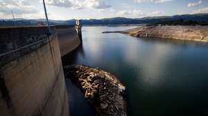 Efeitos da seca na Barragem Alto Rabagão, em Montalegre, 6 de julho de 2022. No Norte do país, as barragens do Alto-Lindoso e do Alto Rabagão estão com níveis de água historicamente baixos, prejudicando a agricultura e o turismo. PEDRO SARMENTO COSTA/LUSA
