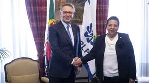O Presidente da República, António José Seguro, e a secretária executiva da Comunidade dos Países de Língua Portuguesa (CPLP), embaixadora Maria de Fátima Jardim (D), cumprimentam-se antes de uma reunião com os representantes permanentes dos Estados-membros da CPLP , na sede da CPLP, em Lisboa, 03 de julho de 2026. JOSÉ SENA GOULÃO/LUSA