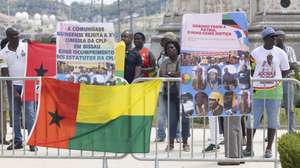 Guineenses protestam para exigir a libertação imediata do líder da oposição da Guiné-Bissau, Domingos Simões Pereira, detido alegadamente por tentativa de golpe de Estado, frente ao Palácio de Belém, em Lisboa, 18 de julho de 2026. O dirigente foi detido na sequência do golpe militar de 26 de novembro e, após dois meses na cadeia, foi colocado em prisão domiciliária. ANTÓNIO COTRIM/LUSA