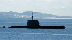 O submarino NRP Arpão durante a demonstração do 'Swordfish 2018', o maior exercício naval em Portugal, ao largo de Setúbal, 26 de junho de 2018. O maior exercício naval em Portugal, que tem como objetivo principal garantir os padrões elevados de prontidão e de interoperabilidade das forças navais e aéreas na resposta a um cenário de crise. Este exercício da Marinha envolve mais de dois mil militares, 14 navios (nove navios portugueses, dois navios espanhóis, um navio francês, um navio italiano e um navio inglês), e conta ainda com a participação da Força Aérea Portuguesa e da Força Aérea espanhola. RUI MINDERICO/LUSA
