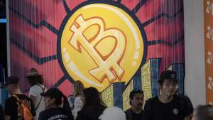 epa09248237 People attend the Bitcoin 2021 Convention, at the Mana Convention Center in Wynwood. Miami, Florida, USA, 04 June 2021. Bitcoin 2021 is the world’s largest-ever crypto-currency conference to be held 04 and 05 June 2021 with a sold-out crowd of 12,000 attendees and thousands more throughout Miami.  EPA/CRISTOBAL HERRERA-ULASHKEVICH