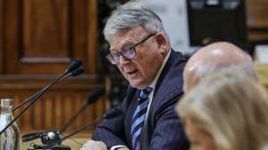 O comissário europeu para o Emprego e Direitos Sociais, Nicolas Schmit, fala perante a Comissão Conjunta de Assuntos Europeus e de Trabalho, Segurança Social e Inclusão, na Assembleia da República, em Lisboa, 16 de fevereiro de 2023. MANUEL DE ALMEIDA/LUSA