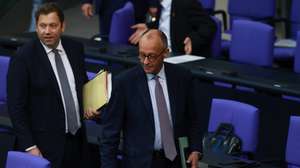 epa12401450 German Chancellor Friedrich Merz (R) and German Finance Minister Lars Klingbeil (L) arrive for a session of the German Parliament 'Bundestag' in Berlin, Germany, 24 September 2025.  EPA/CLEMENS BILAN