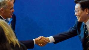 epa13096809 South Korean President Lee Jae-myung (R) and Canadian Prime Minister Mark Carney shake hands prior to their talks on the sidelines of the North Atlantic Treaty Organization (NATO) summit in Ankara, Turkey, 07 July 2026.  EPA/YONHAP / POOL SOUTH KOREA OUT