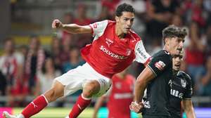 O jogador do Sporting de Braga Diego Rodrigues (E) disputa a bola com o jogador do Vitória de Guimarães Óscar Rivas durante o jogo da 4ª Jornada da I Liga de Futebol, realizado no Estádio Municipal de Braga, 31 de agosto de 2026. HUGO DELGADO/LUSA
