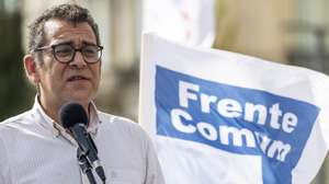 O coordenador da Frente Comum, Sebastião Santana, usa da palavra durante uma concentração de dirigentes e delegados sindicais da Administração Pública para a entrega da Proposta Reivindicativa Comum para 2027 ao Governo, junto ao Ministério das Finanças, em Lisboa, 30 de setembro de 2026. JOSÉ SENA GOULÃO/LUSA