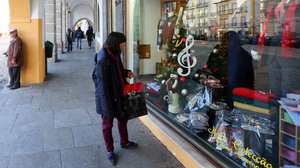 Uma transeunte observa as montras na zona histórica de Évora, 12 de dezembro de 2017. As vendas de Natal no comércio tradicional de Évora foram pouco afetadas pela recente abertura de um centro comercial na cidade alentejana, enquanto no distrito o cenário está "ao nível do ano passado". (ACOMPANHA TEXTO DE 15 DE DEZEMBRO DE 2017). NUNO VEIGA/LUSA