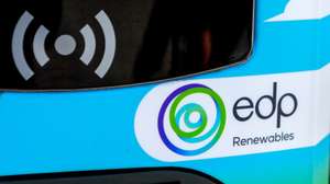 Logótipo da A EDP Renováveis (EDPR), no primeiro parque misto de produção de energias renováveis, que combina aerogeradores com painéis solares, Santo Estêvão, Sabugal, 12 de janeiro de 2023. A EDP Renováveis (EDPR) anunciou hoje a ligação à rede do seu primeiro projeto híbrido a nível global e o primeiro da Península Ibérica, no Sabugal, que combina produção de energia eólica e solar num único local. MIGUEL PEREIRA DA SILVA/LUSA