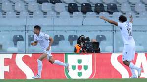 O jogador do Vitória de Guimarães, Jesus Ramirez (E), festeja o golo obtido contra o Estoril Praia durante o jogo da 2ª jornada da I Liga de futebol, realizado no Estádio D. Afonso Henriques, em Guimarães, 18 de agosto de 2024. MANUEL FERNANDO ARAÚJO/LUSA