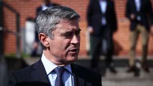 O secretário geral do Partido Socialista (PS), José Luís Carneiro, durante uma visita à Escola Secundária António Damásio onde esteve à conversa com alunos do 12.º ano do Curso Ciência Política-AESMO-ESAD, em Lisboa, 30 de outubro de 2025. RODRIGO ANTUNES/LUSA