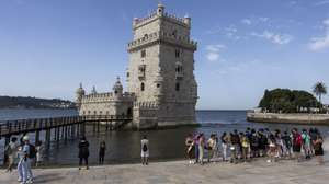 Turistas passeiam junto à Torre de Belém, monumento que reabre no dia 27 de maio após uma intervenção de conservação e restauro realizada no âmbito do Programa de Recuperação e Resiliência (PRR) e terá uma limitação de 900 visitantes por dia, em Lisboa, 26 de maio de 2026. JOSÉ SENA GOULÃO/LUSA