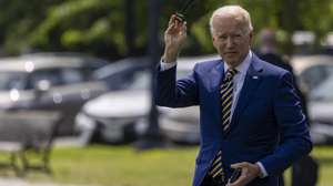 epa09284082 US President Joe Biden waves to the press as he walks to board Marine One, on the ellipse, at the White House in Washington, DC, USA, 18 June 2021. President Joe Biden will spend the weekend with family in Delaware.  EPA/TASOS KATOPODIS / POOL