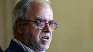 O coordenador do Bloco de Esquerda (BE), José Manuel Pureza, fala à comunicação social após ter entregue uma participação à Procuradoria Geral da República (PGR) para que esta proceda ao apuramento dos factos sobre a autorização de utilização da Base das Lajes por parte dos Estados Unidos, na Procuradoria Geral da República, em Lisboa, 06 de abril de 2026. ANDRÉ KOSTERS/LUSA