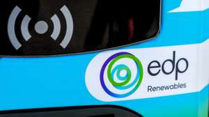 Logótipo da A EDP Renováveis (EDPR), no primeiro parque misto de produção de energias renováveis, que combina aerogeradores com painéis solares, Santo Estêvão, Sabugal, 12 de janeiro de 2023. A EDP Renováveis (EDPR) anunciou hoje a ligação à rede do seu primeiro projeto híbrido a nível global e o primeiro da Península Ibérica, no Sabugal, que combina produção de energia eólica e solar num único local. MIGUEL PEREIRA DA SILVA/LUSA
