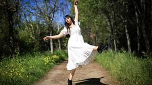 Maria do Mar Vieira, 30 anos, diagnosticada com autismo aos 16 anos, é bailarina e encontrou na dança um espaço de expressão e equilíbrio, no Porto, 17 de abril de 2026. Num mês dedicado à consciencialização do Autismo, a mensagem é de normalização: mais do que encaixar num padrão, o desafio está em permitir que cada pessoa encontre o seu lugar — e nele, autonomia, equilíbrio e pertença. (ACOMPANHA TEXTO DA LUSA DO DIA 20 DE ABRIL DE 2026). JOSÉ COELHO/LUSA