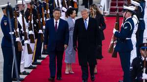 epaselect epa13258933 US President Donald Trump (C-R) welcomes Chinese President Xi Jinping (C-L) at Joint Base Andrews, Maryland, USA, 23 September 2026. US President Donald Trump and Chinese President Xi Jinping are scheduled to hold bilateral talks during Xi's state visit to the United States.  EPA/JIM LO SCALZO