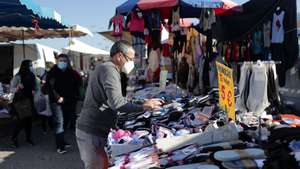 A feira semanal de Espinho reabriu hoje com a venda de todo o tipo de bens após o período de restrição imposto no âmbito das medidas de contenção da pandemia de covid-19, Espinho, 05 de abril de 2021. ESTELA SILVA/LUSA