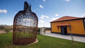 A artista plástica Joana Vasconcelos inaugura uma exposição com sete obras, entre as quais obras como "Pavillon de Vin" e "Coração Independente", na Quinta Quanta Terra em Favaios, 04 de março de 2022. PEDRO SARMENTO COSTA/LUSA