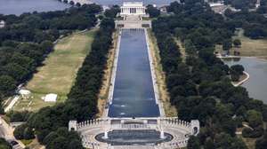 epaselect epa13057045 The newly renovated Lincoln Memorial Reflecting Pool, which is blooming with algae, in Washington, DC, USA, 22 June 2026. US President Trump said the pool will likely need to be drained for a second round of repairs. He alleged, without giving evidence, that vandals caused the problems following 14.2 million US dollars in repairs.  EPA/JIM LO SCALZO
