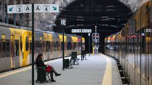 Uma utente aguarda por um comboio na Estação de São Bento no Porto, 30 de novembro de 2022. Os trabalhadores da CP - Comboios de Portugal cumprem hoje uma greve de 24 horas, em conjunto com os trabalhadores da Infraestruturas de Portugal (IP). JOSÉ COELHO/LUSA