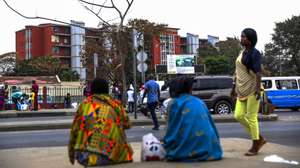 Familiares dos pancientes passam a noite ao relento em frente ao Hospital Américo Boa Vida, Luanda, 22 de setembro de 2023. Sem dinheiro para pagar hotéis ou transportes, dezenas de pessoas optam por pernoitar em improvisadas “camas” de cartão junto dos hospitais de Luanda, para estarem próximas dos seus familiares e prestar assistência, enquanto aguardam pela hora da visita. (ACOMPANHA TEXTO DE 23-09-2023) AMPE ROGÉRIO/LUSA