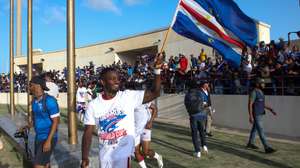 Jogadores da seleção de futebol de Cabo Verde festejam após o jogo de futebol da última jornada de qualificação para o Mundial2026 contra o Essuatíni , no Estádio Nacional, na Praia, Cabo Verde, 13 de outubro de 2025. Cabo Verde apurou-se hoje pela primeira vez para a fase final de um Mundial de futebol, ao impor-se na receção ao Essuatíni (3-0), na última jornada da qualificação africana, em que foi superior no segundo tempo. ELTON MONTEIRO/LUSA