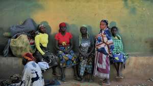 Deslocados acomodados na Escola Básica de Miconi Sede, no distrito de Chiúre, após ataques em algumas aldeias da região, Cabo Delgado, Moçambique, 28 de julho de 2025. Na escola de Miconi, província moçambicana de Cabo Delgado, as brincadeiras das crianças ouvem-se, mas ninguém vai às aulas, entre as centenas de deslocados após novos ataques terroristas, enquanto Pedro procura pela família do rapaz que trouxe pela mão. (ACOMPANHA TEXTO DE 29 DE JULHO DE 2025). LUÍSA NHANTUMBO/LUSA