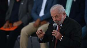 epa10413971 Brazilian President Luiz Inacio Lula da Silva speaks during a meeting with representatives of trade union centrals at the Planalto Palace in Brasilia, Brazil, 18 January 2023. Lula established a working group on 18 January to define, in the next month-and-half, a policy that allows the permanent increase in the minimum wage, after meeting with the main unions in the country.  EPA/Andre Borges