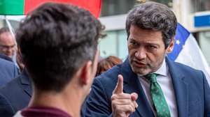 O presidente do Chega, André Ventura, durante uma arruada no centro histórico em Ponta Delgada, na Ilha de São Miguel, 14 de abril de 2025. EDUARDO COSTA/LUSA