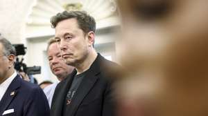 epaselect epa12123481 Businessman Elon Musk (R) listens as US President Donald Trump meets with South Africa’s President Cyril Ramaphosa in the Oval Office of the White House in Washington, DC, USA, 21 May 2025. Ramaphosa’s visit comes one week after Trump claimed there is an on-going genocide in South Africa and granted refugee status to 59 Afrikaners.  EPA/JIM LO SCALZO