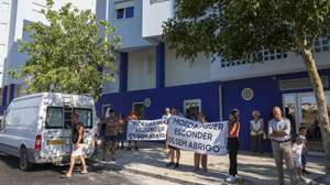 Moradores das ruas Álvares Fagundes e General Justiniano Padrel e envolvente, na freguesia de São Vicente, em Lisboa, manifestam-se contra a intenção da Câmara Municipal de Lisboa de instalar um projeto-piloto de Centro de Pernoita em antigas garagens de dois prédios municipais geridos pela Gebalis e junto a um parque infantil, na Rua Álvares Fagundes, apesar da oposição expressa da comunidade e de uma recomendação formal da Assembleia Municipal de Lisboa para reavaliar a localização de um espaço desta natureza, Lisboa, 30 de junho de 2026.  TIAGO PETINGA/LUSA