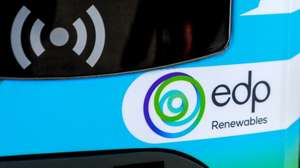 Logótipo da A EDP Renováveis (EDPR), no primeiro parque misto de produção de energias renováveis, que combina aerogeradores com painéis solares, Santo Estêvão, Sabugal, 12 de janeiro de 2023. A EDP Renováveis (EDPR) anunciou hoje a ligação à rede do seu primeiro projeto híbrido a nível global e o primeiro da Península Ibérica, no Sabugal, que combina produção de energia eólica e solar num único local. MIGUEL PEREIRA DA SILVA/LUSA