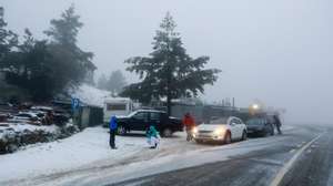 Primeira queda de neve do ano na Serra da Estrela, Gouveia, 17 de janeiro de 2023. MIGUEL PEREIRA DA SILVA/LUSA. Segundo o Comando Sub-Regional de Emergência e Proteção Civil das Beiras e Serra da Estrela, a neve que caiu durante a noite e madrugada levou ao corte dos troços rodoviários números 11 (Piornos - Torre), 12 (Torre – Torre) e 13 (Torre – Lagoa Comprida).