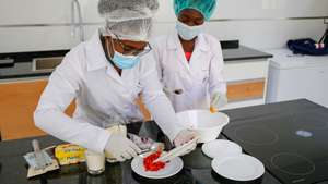 Alunos do curso de Nutrição e Qualidade Alimentar da Universidade de Santiago, preparam algumas das suas criações, no âmbito de um projeto para reduzir o desperdício alimentar em Cabo Verde, em Assomada, concelho de Santa Catarina, Ilha de Santiago, Cabo Verde, 08 de março de 2021. Denominado de “Inova bu prato” (Inova o teu prato), o projeto surgiu em meados de 2018, com a primeira turma de alunos do curso de Nutrição e Qualidade Alimentar da Universidade de Santiago. (ACOMPANHA TEXTO DA LUSA DO DIA FERNANDO DE PINA/LUSA