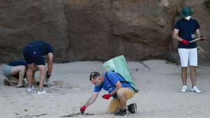 Voluntários da associação ambiental "Oceanos sem Plásticos" fizeram a primeira ação de recolha de lixo e plásticos pós confinamento, na praia do Amanhã em Santa Cruz, Mafra, 17 de maio de 2020. TIAGO PETINGA/LUSA