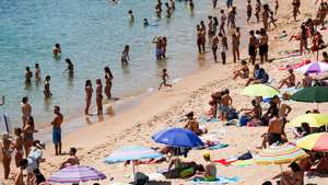 Populares frequentam a praia de São Pedro do Estoril, em Cascais, 10 de junho de 2021. Devido às altas temperaturas, a afluência foi muito alta nas praias da Linha do Estoril. JOSE SENA GOULAO/LUSA