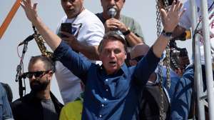 epa09453690 The President of Brazil Jair Bolsonaro greets his followers during an act of Government for the day of independence, in Brasilia, Brazil, 7 September 2021. In addition to the demonstrations called by the extreme right, opposition groups also take to the streets this 07 September, as Brazil celebrates the anniversary of its independence.  EPA/Joedson Alves