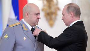 epa06407769 Russian President Vladimir Putin (R) decorates Commander of the Russian troops in Syria Colonel General Sergei Surovikin (L) during a ceremony to present state awards to Russian military servicemen who fought in Syria, at the Kremlin in Moscow, Russia, 28 December 2017. Over 600 servicemen attended the ceremony.  EPA/ALEXEI DRUZHININ / SPUTNIK / KREMLIN / POOL MANDATORY CREDIT