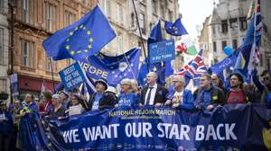 epa10258977 Pro-EU campaigners march as they demand the UK Government to reverse Brexit and rejoin the European Union in London, Britain, 22 October 2022. Campaigners claim leaving the European Union costs the UK up to 30 billion pounds (34.39 billion euro) a year and they blame Brexit for the country's current political and financial turmoils.  EPA/TOLGA AKMEN