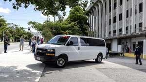 epa11608341 Homeland Security officers guard the exit of the vehicle where is supposed to go Ryan Wesley Routh, identified as the suspect who was arrested after allegedly pointing an AK-47 assault rifle at former President Trump at his golf course, outside the Paul G. Rogers Federal Building and US Courthouse, in West Palm Beach, Florida, USA, 16 September 2024. According to the FBI, they are following an investigation of what appears to be an attempted assassination of former president Donald Trump. Palm Beach County Sheriff Ric Bradshaw said the US Secret Service agents find a man pointing an AK-style rifle with a scope into the club as Trump was on the course.  EPA/CRISTOBAL HERRERA-ULASHKEVICH