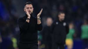 epa12561081 FC Porto’s head coach Francesco Farioli gestures during the Portuguese Primeira Liga match between FC Porto and GD Praia Estoril, Portugal, 30 November 2025.  EPA/MANUEL FERNANDO ARAÚJO