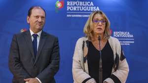 A ministra do Trabalho, Solidariedade e Segurança Social, Rosário Palma Ramalho, ladeada por Adriano Rafael Moreira, secretário de Estado Adjunto e do Trabalho, fala à comunicação social após uma reunião com uma delegação da UGT chefiada pelo seu secretário-geral, Mário Mourão, para retomar a negociação do anteprojeto Trabalho XXI, após a interrupção provocada pela greve geral, na sede do ministério em Lisboa, 16 de dezembro de 2025. TIAGO PETINGA/LUSA
