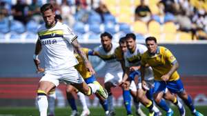 O jogador do Famalicão, Justin de Haas, marca um golo durante o jogo da Primeira Liga de Futebol contra o Estoril Praia disputado no Estádio António Coimbra da Mota, no Estoril, Cascais, 26 de abril de 2026. RODRIGO ANTUNES/LUSA