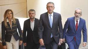 O Presidente da República, António José Seguro (C-D), ladeado pelo ministro de Estado e dos Negócios Estrangeiros, Paulo Rangel (D), à chegada para participar no colóquio "CPLP 30 anos – Uma Comunidade de Língua e de Futuro", que assinala os 30 anos da Comunidade dos Países de Língua Portuguesa (CPLP), no Centro Cultural de Belém, em Lisboa, 08 de outubro de 2026. ANTÓNIO PEDRO SANTOS/LUSA