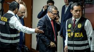 epa12033547 Peru's former President Ollanta Humala (C) is removed from the courtroom after hearing his sentence, in Lima, Peru, 15 April 2025. Peruvian former President Humala and his wife were sentenced to 15 years in prison by a court that found them guilty of money laundering.  EPA/JOHN REYES MEJIA