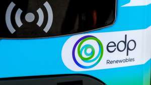 Logótipo da A EDP Renováveis (EDPR), no primeiro parque misto de produção de energias renováveis, que combina aerogeradores com painéis solares, Santo Estêvão, Sabugal, 12 de janeiro de 2023. A EDP Renováveis (EDPR) anunciou hoje a ligação à rede do seu primeiro projeto híbrido a nível global e o primeiro da Península Ibérica, no Sabugal, que combina produção de energia eólica e solar num único local. MIGUEL PEREIRA DA SILVA/LUSA